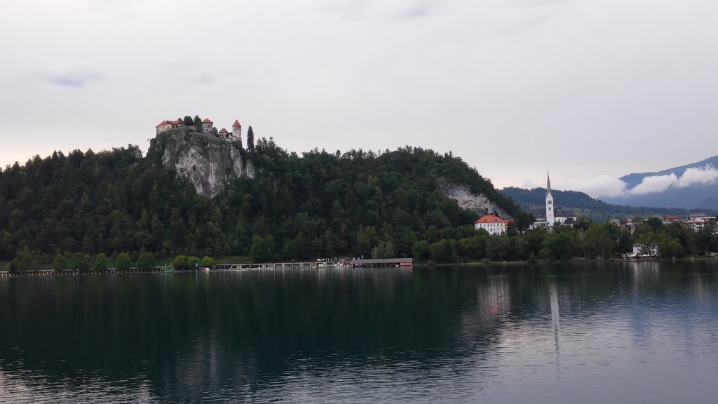 Castillo de Bled sobre el acantilado
